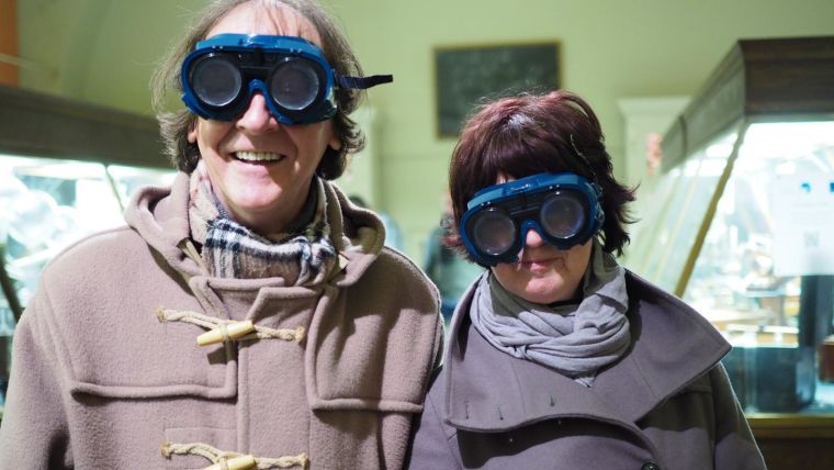 Brain Awareness Week 2016, two people using goggles